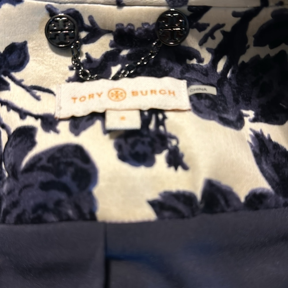 Tory Burch blazer. I wore to court a couple of times Size 6. Runs true to size - Picture 7 of 8